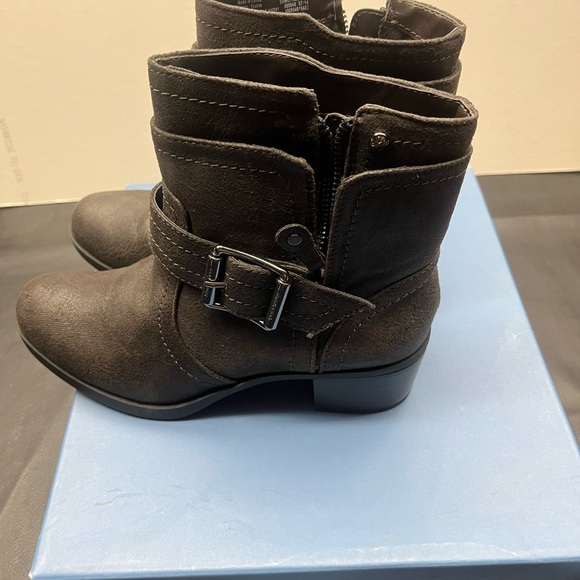 Simply Vera Wang - Size: 6.5 - Brand new in box - Picture 2 of 10